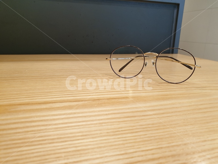 안경,책상위의안경,책상,동글이안경,glasses