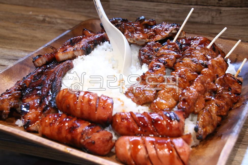 음식,필리핀음식,바베큐,돼지고기,소시지,밥,sausage,주걱,쌀밥,rice,접시,나무접시,food,barbecue,philipinesfood,숯불구이