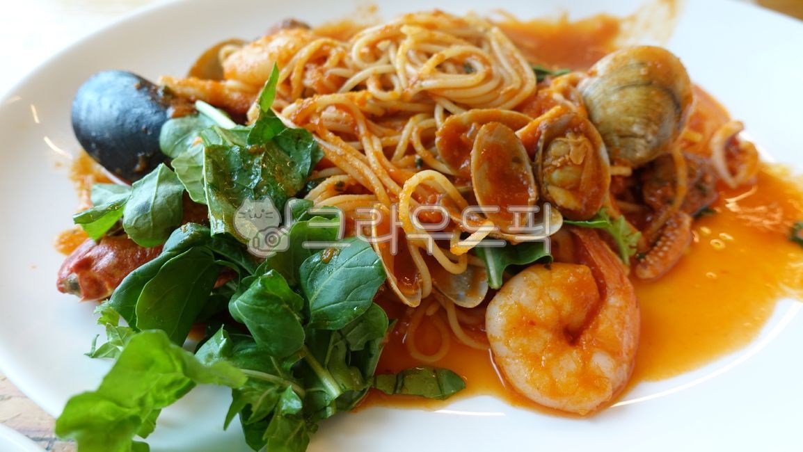 sari,tomato pasta,shrimp,olives,noodles,Pasta,clams,crab