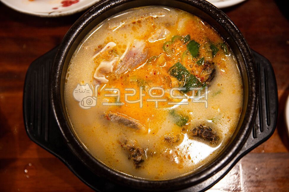 뚝배기,사골국물,순대,돼지머릿고기,파,순대국,한국전통음식,earthenpot,beefbonebroth,sundae,porkheadmeat,greenonion,sundaesoup,traditionalkoreanfood,음식,식재료,요리,food,cook,meal,dishes,food reserves,한식,한국음식,한국요리,korean food,korean dishes,korean meal,korean cook