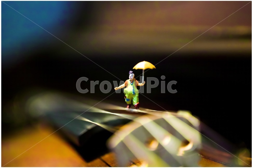 바이올린,violin,fiddle,광대,clown,어릿광대,익살,피들,뮤직,서커스,circus,연주,조각상,동상,석상,조형물,statue,bronze statue,stone statue,사물,물건,오브젝트,thing,object,matter,연출,컨셉,콘셉,direction,concept,악기,음향기기,musical instrument,musical equipment