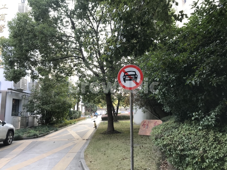 간판,안내판,표지판,주차금지,나무,초록,공원,교통,교통수단,traffic,transportation