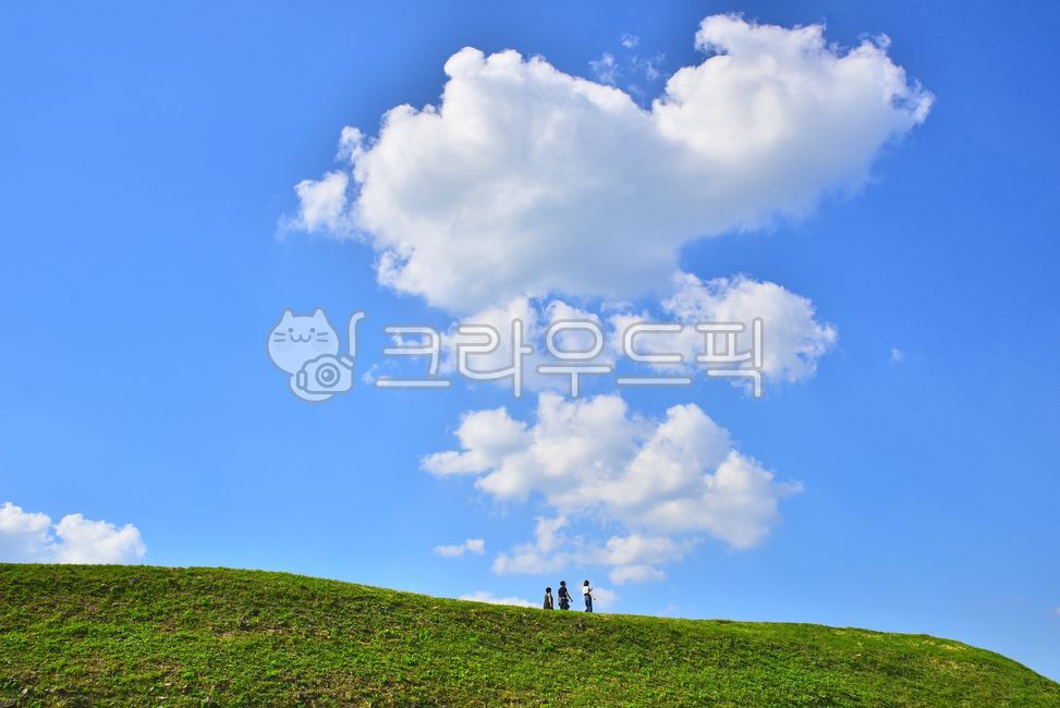blue sky,Yeoncheon Horogoru Fortress,clouds,azure sky,sunny day,cloud,Castle ruins,healing,hill road,photo zone,weather,human,Three Kingdoms Period Castle,sky,greenfield,green,nature,chair,clear,grassland,environment,outdoors,field,person,Yeoncheonhorogor