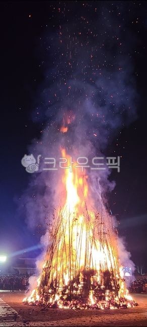 Intangible Cultural Festival,traditional festival,Full moon of the first lunar month,Burning the moon house,flame