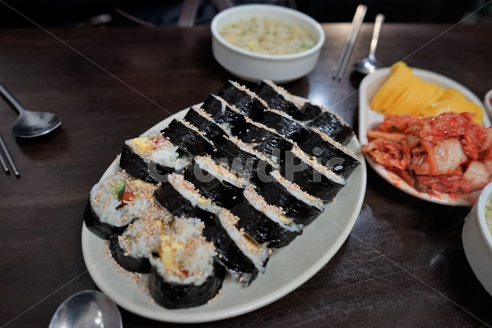 김밥,김,단무지,김치,국물,계란,시금치,맛,쌀밥,당근,참치,접시,분식집,riceroll,spinach,rice,plate,egg,laver,요리,식품,식사,음식,식재료,요리,food,cook,meal,dishes,food reserves,한식,한국음식,한국요리,korean food,korean dishes,korean meal,korean cook