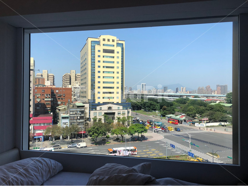 road,도로,하늘,sky,풍경,도시,city,호텔,hotel,침대,bed,창문,window