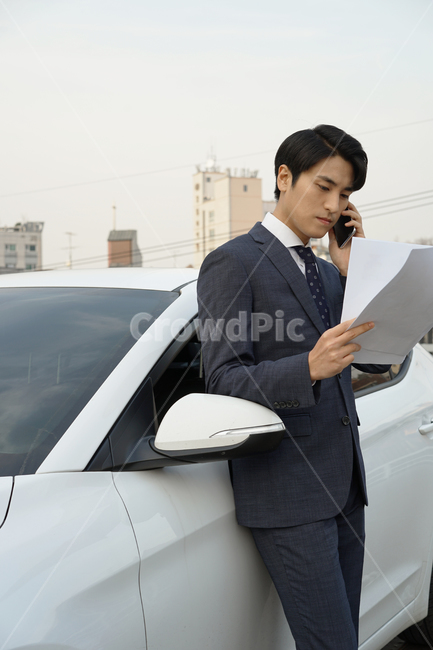 운전,차,차량,자동차,남자,남성,사람,직장인,출근,피곤,운전자,주차장,여유,정장,서류,비즈니스,비즈니스맨,스마트폰,통화,사람,인물,인간,human,person,남성,남자,man,male,교통,교통수단,traffic,transportation,정보통신기술,전자기기,전자제품,it,information,technology,electronic equipment,비즈니스,사업,business,service,work