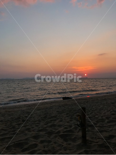 해질녘,선셋,해변,노을,저녁,바닷가,바다,하늘,sunset,beach,evening,ocean,sky,자연,풍경,nature,landscape,해변,바다,beach,sea,outdoors,옥외,sunlight,햇빛,dusk,황혼,일몰,dawn,새벽,red sky,붉은 하늘