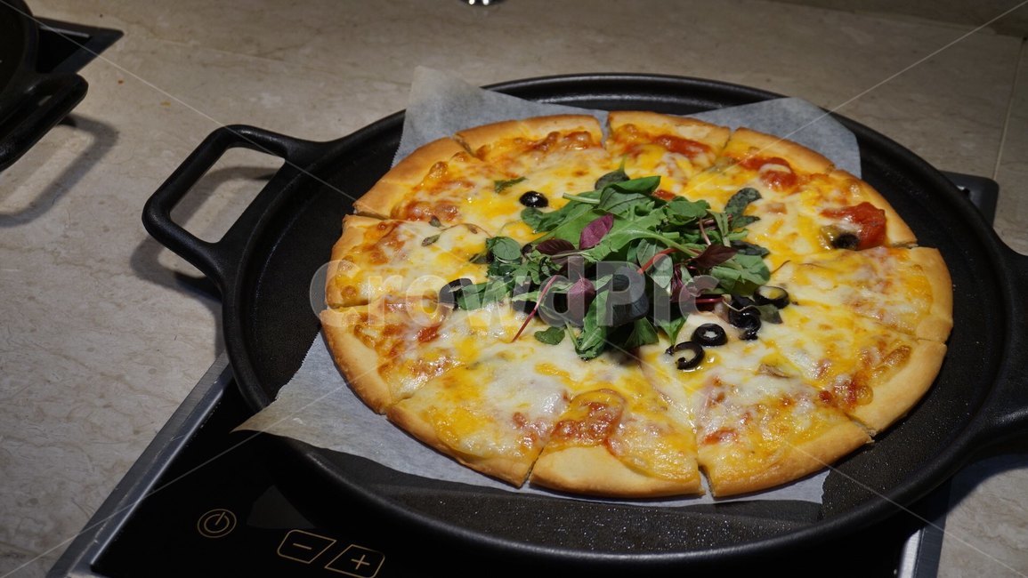 Wedding hall buffet,lunch,spinach,A slice of pizza,dinner,food,wood fired pizza,pizza,olive,buffet,Italy,wedding hall