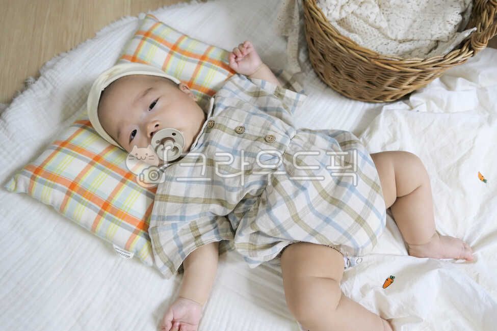 small,basket,rug,young,0 years old,held,rattan basket,innocent,mothers arms,infant,cute,one year old,Asian,life,son,white,angelic,human,parenting,Korea,nose,lovely,precious,Eyes,Oriental,check pattern,Korean,newborn,1 year old,lifestyle,face,mouth,hair ba