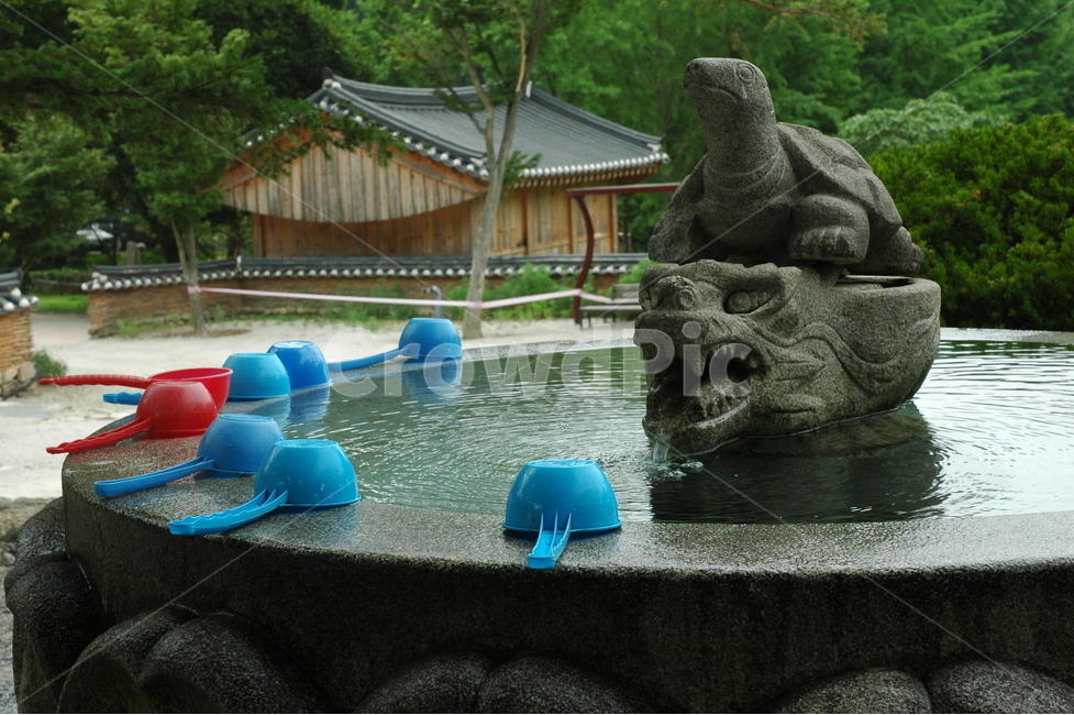 우물,well,절,바가지,플라스틱,풍경,조각상,동상,석상,조형물,statue,bronze statue,stone statue