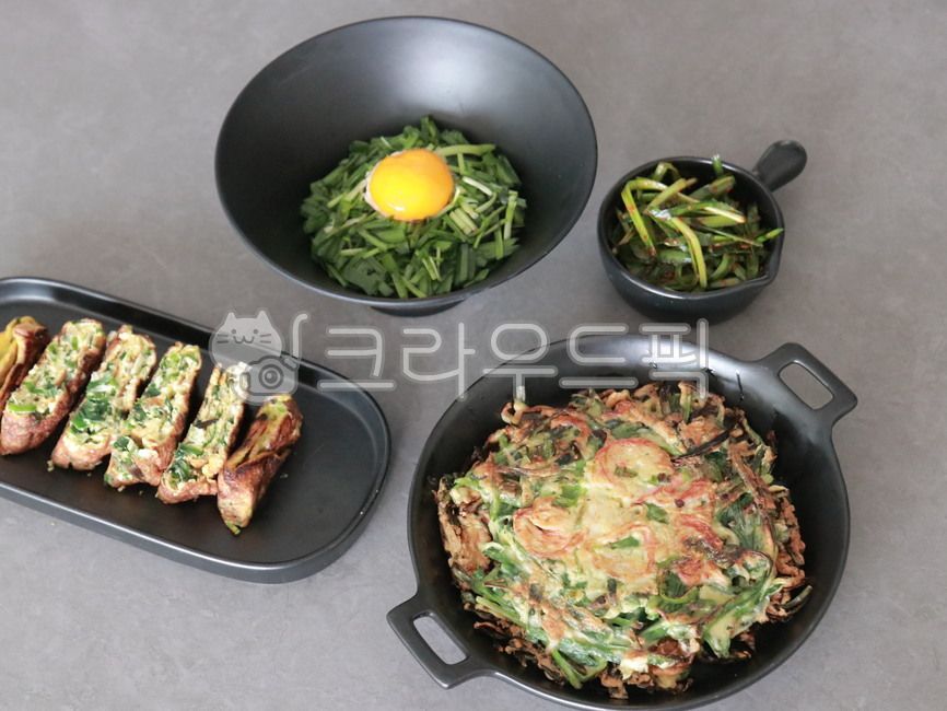 side dish,rice bowl,chive kimchi,restaurant,chive pancake,Chive Bibimbap,Korean,chives,Chive dish,egg roll