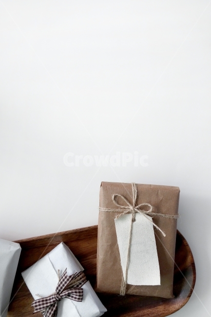 나무접시,선물,이벤트,선물포장,종이포장,선물상자,소품,질감,나무무늬,prop,object,gift,event,woodplate,texture,whitebackground,kitchentools,giftbox,tag,memo,ribbon,기념일,축하,anniversary,congratulation,celebrate,celebration,사물,물건,오브젝트,thing,object,matter,연출,컨셉,콘셉,direction,concept,누끼,remove background