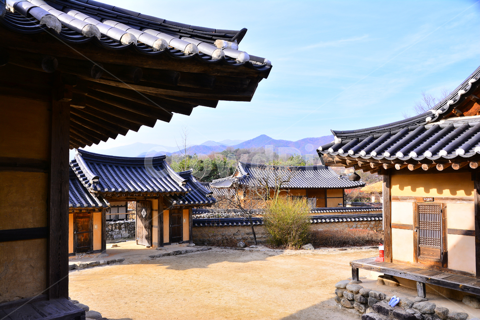 전통,기와집,고택,빈티지,집,하우스,house,vintage,traditional,옛집,처마,마당,한국풍경,코리안,korean,민속마을,선비촌,전통마을,전통가옥,민속촌,건축,마루,나무,우드,wood,건축물,양반집,한국전통,한국문화,korean traditional,korean culture,건축물,건물외관,exterior,building,structure,architecture,construction