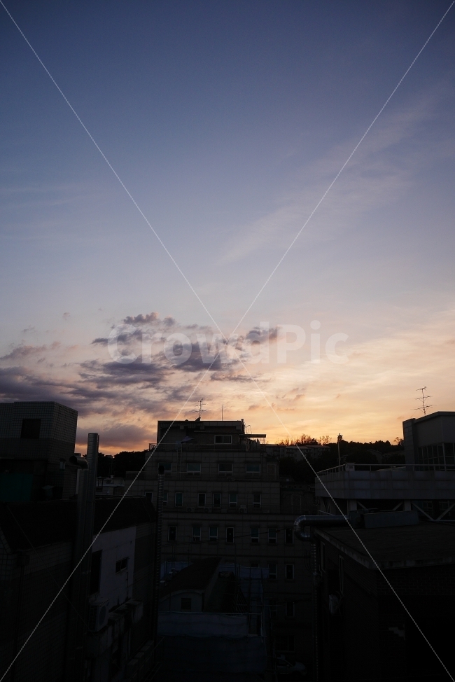 일몰,옥상,sunset,해질녘,풍경,도시,풍경,city,landscape,실루엣,그림자,silhouette,shadow,nature,자연,outdoors,옥외,dawn,새벽,red sky,붉은 하늘,sky,하늘,dusk,황혼