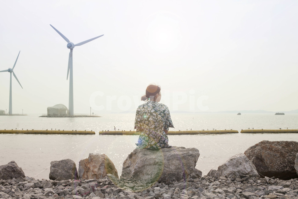 자연,바다,사람,뒷모습,sea,person,분위기있는,인물,인간,human,여성,여자,woman,female,lady,여행,휴가,traveling,vacation,trip,감성,sensible,feeling,고독함,외로움,쓸쓸함,우울함,슬픔,lonely,solitary,사람,인물,인간,human,person,여성,여자,woman,female,lady,여행,휴가,traveling,vacation,trip,감성,sensible,feeling