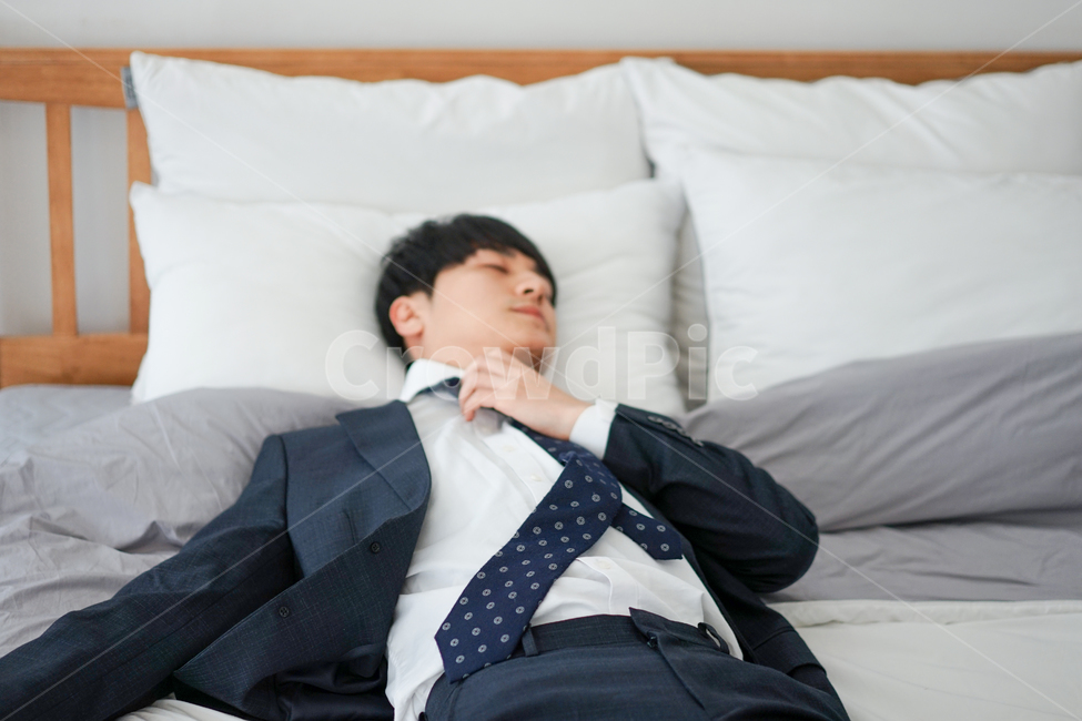 남성,남자,정장,침대,집,실내,침실,넥타이,피로감,양복,사람,인물,인간,human,person,남성,남자,man,male