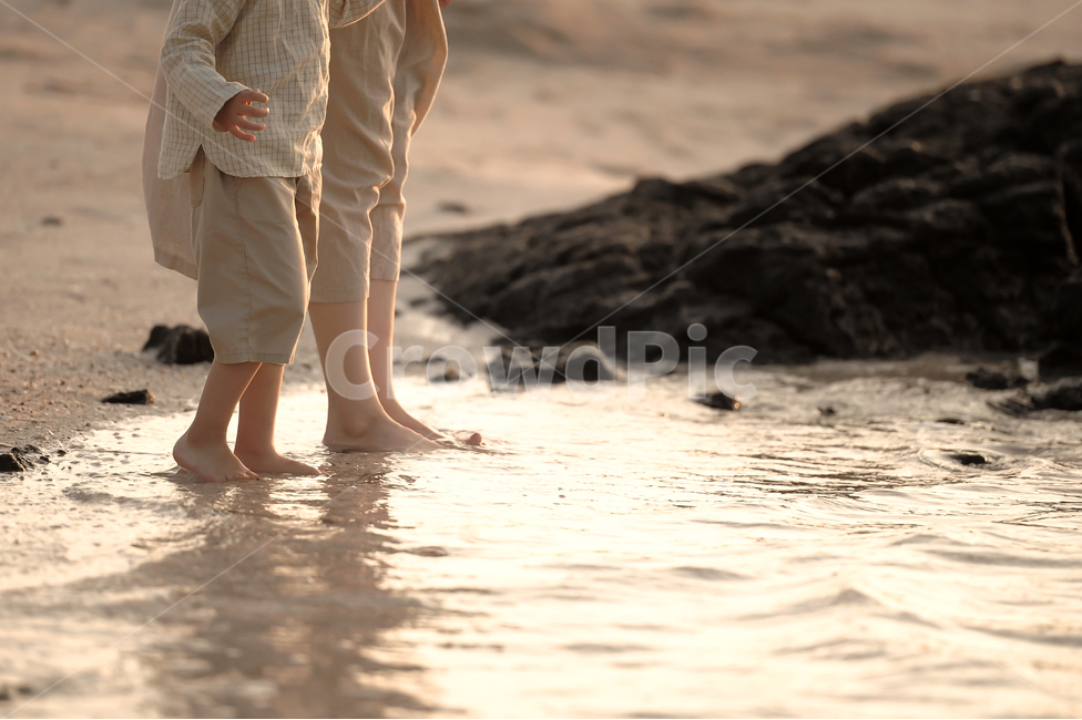 아이,바다,발담그기,발,가족,사람,인물,인간,human,person,신체일부,몸,body,가족,패밀리,family,감성,sensible,feeling