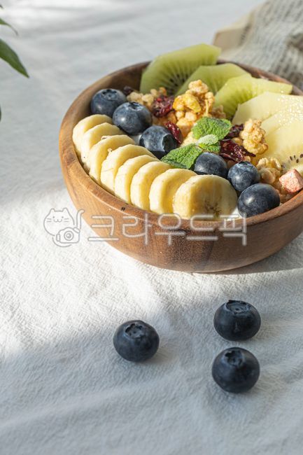 요거트,요거트볼,우드볼,그릭요거트,시리얼,과일,바나나,블루베리,키위,음식