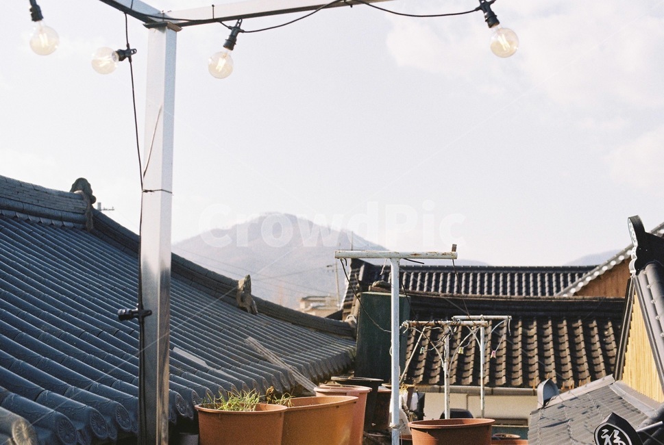 한옥옥상,전구장식,hanok,lightbulb,rooftop,화분,한옥지붕,기와,한국전통,한국문화,korean traditional,korean culture