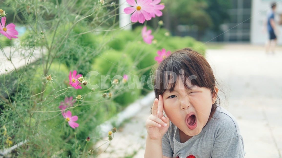 어린이,딸,공원,꽃,윙크,가족,여행,사람,인물,인간,human,person,얼굴표정,facial expression,face,어린이,어린아이,child,children,kid