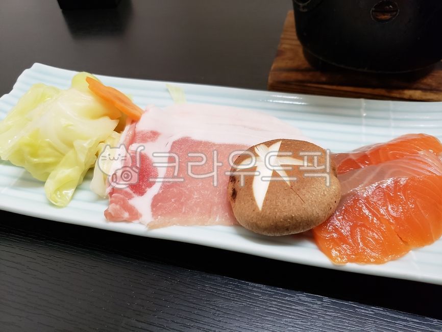 샤브샤브,연어,버섯,샤브샤브재료,신선한