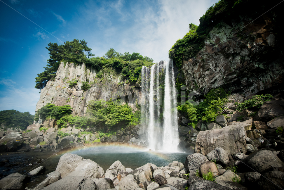 정방폭포,폭포,무지개,water,물,waterfall,바위,돌,제주도,nature,자연,outdoors,countryside,구름