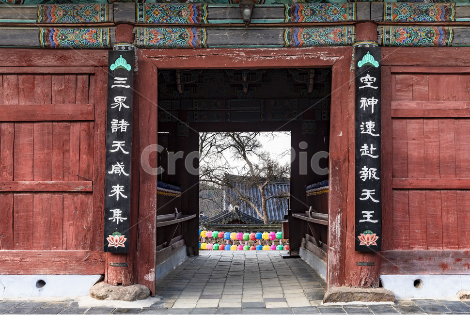 화엄사,사찰,전통건축물,불교,천왕문,염원,기원,기와,연등,단청,풍경,신사,건축물