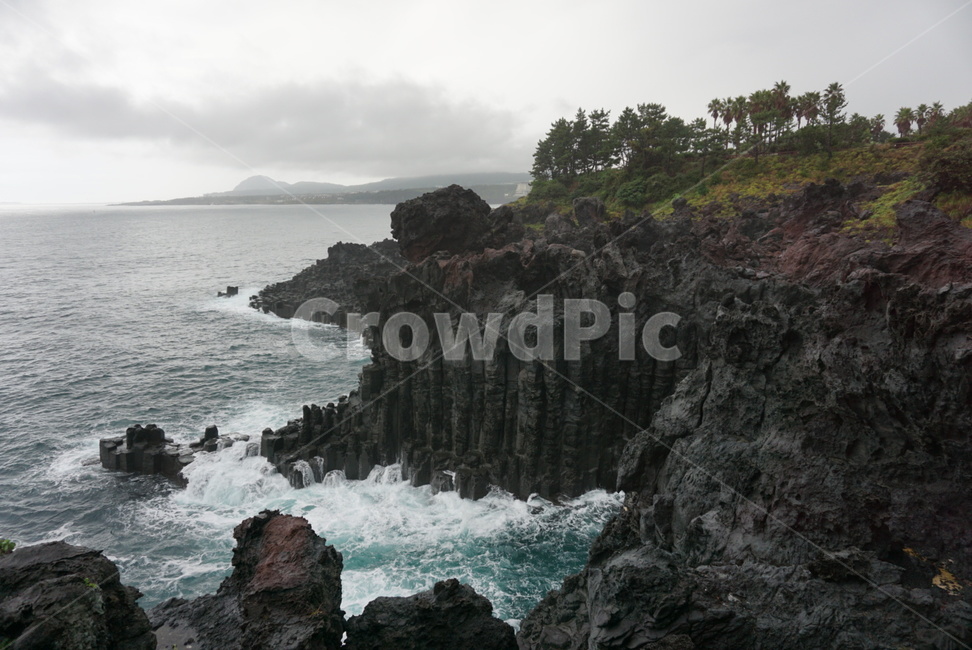 주상절리,현무암,낭떠러지,바다,먹구름,자연,nature,제주도,자연,풍경,nature,landscape,제주도,jeju,jeju island,outdoors,옥외,cliff,promontory,곶