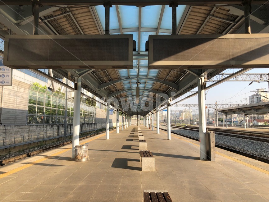 전광판,기차역,의자,쓰레기통,점자블럭,그림자