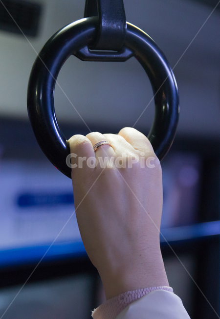 버스,손잡이,버스손잡이,손,반지,여성,안전,대중교통,링,고리,원,고운,bus,handle,safety,hand,public,ring,사람,인물,인간,human,person,신체일부,몸,body,교통,교통수단,traffic,transportation,finger,손가락