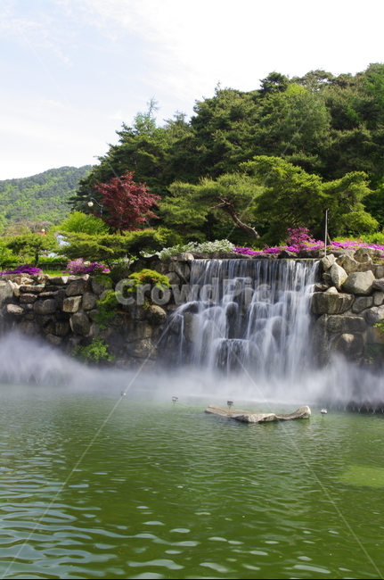 폭포,화단,하늘,구름,바위,꽃,flower,식물,plant,계절,봄,spring,자연,풍경,nature,landscape,water,물,river,강,outdoors,옥외