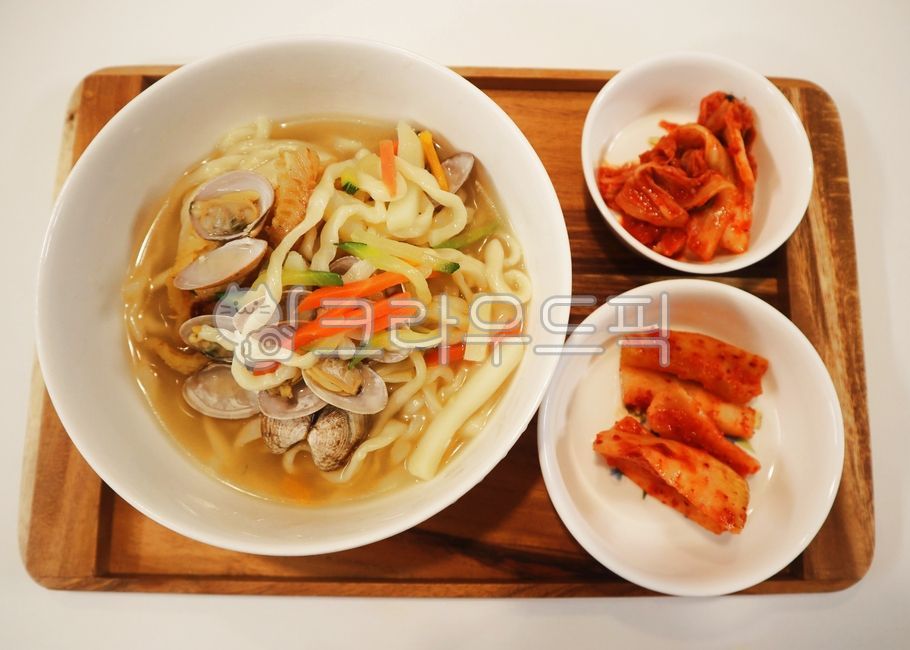 바지락칼국수,칼국수,국수,밀가루,한식,당근,호박,쟁반,김치,food,음식,meal,식사,bowl,그릇,plate