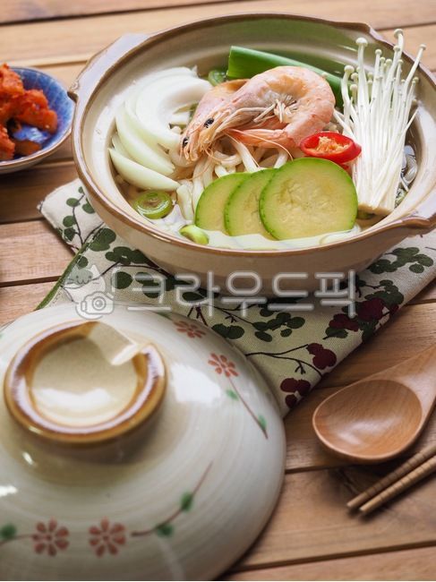 아시아음식,새우냄비우동,채소,반찬,김치,음식,냄비,도자기냄비,새우,해산물,점심,저녁,식사,요리,한국음식,배경,버섯,팽이버섯,애호박,양파,일본음식,냄비우동,야채,웰빙,웰빙음식,asianfood,shrimppotudon,vegetable,sidedish,kimchi,food,pot,potterypot,shrimp,seafood,lunch,dinner,meal,cooking,koreanfood,background,mushroom,enokimushroom,onion,japanesefood,hotpotudon,wellbeing,wellbeingfood