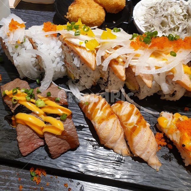 연어롤,스시,초밥,연어초밥,일본음식,롤초밥,새우초밥,날치알,점심,food,sushi,salmonsushi,set