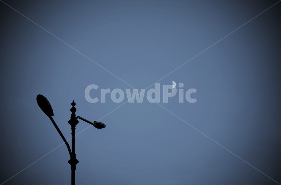 가로등,달,저녁,하늘,lamppost,반달,moon,저녁하늘