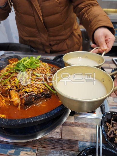 막걸리,탁주,해물찜,술,막걸리잔,한국술,건배