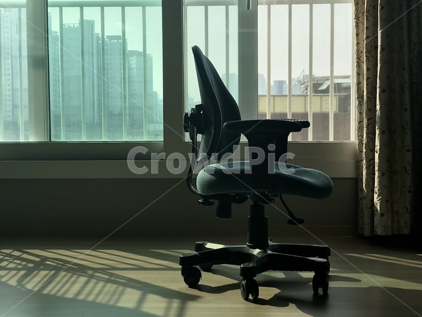 furniture,가구,chair,의자,햇빛,창문,커튼,그림자,오전,아침,curtain,window,sunshine,morning,shadow