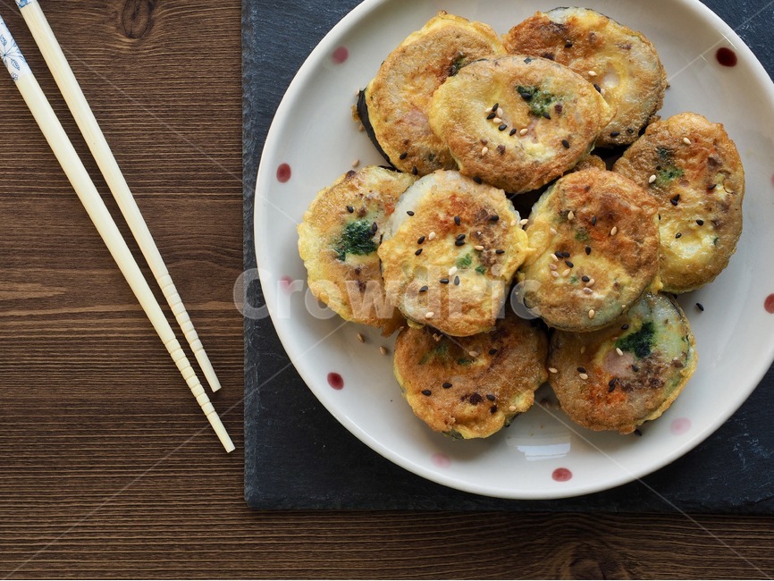 김밥,김밥계란구이,한국음식,식품,한식,한국문화,음식,한국,배경,음식문화,웰빙,문화,아시아,아시아음식,접시,전통,젓가락,식사,점심식사,점심,간식,김밥구이,음식,식재료,요리,food,cook,meal,dishes,food reserves,한식,한국음식,한국요리,korean food,korean dishes,korean meal,korean cook