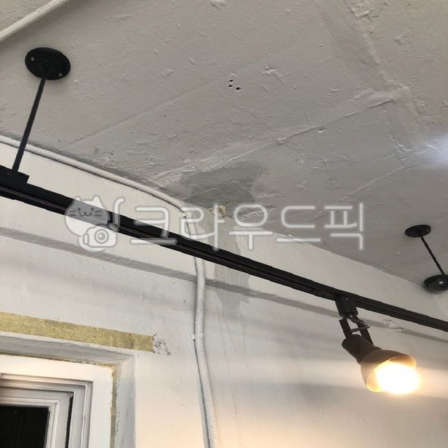 천장,비샘,빗물,장마,전등,기구,lightfixture,appliance