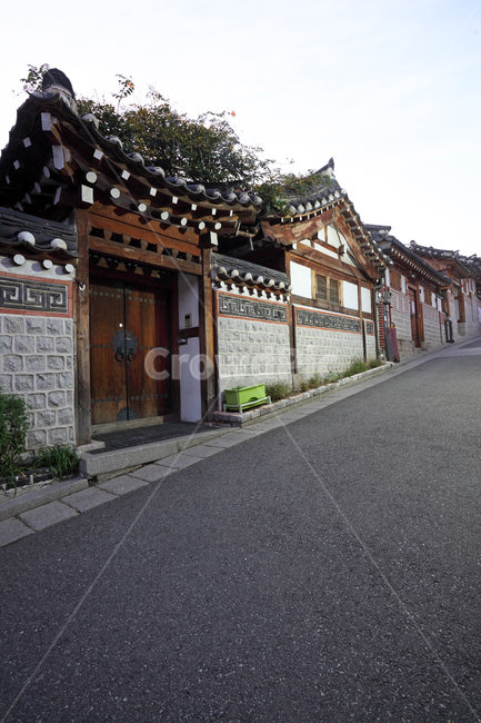 한옥,집,주택,주택가,기와집,기와,길,거리,길거리,도로,골목,골목길,담,담장,돌담,고풍,고풍스런,전통,한국전통,한옥마을,북촌한옥마을,서울,도시,건축,건축물,전통건축,전통건축물,문,대문,벽,외관,익스테리어,민속,바닥,공간,배경,백그라운드,오르막,오르막길,불빛,저녁,밤,야경,한국,한국전통,한국문화,korean traditional,korean culture,건축물,건물외관,exterior,building,structure,architecture,construction