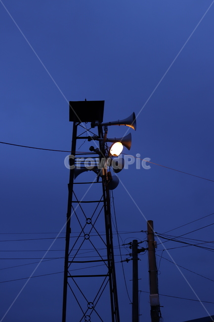 가로등,streetlamp,streetlight,스피커,방송,전신주,전선,확성기,loudspeaker,콘,원뿔,탑,tower,파란,blue,마을,시골,이장