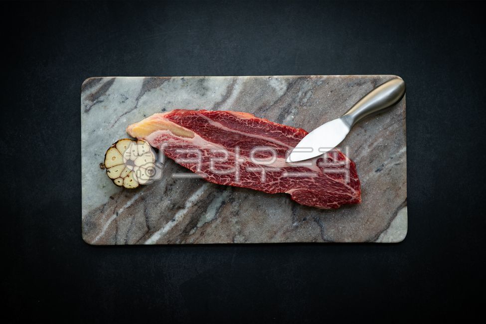 studio,very,garlic,Nukki,black,Directed cut,raw meat,beef,Korean beef,dinner,carcass meat,food,Sirloin,marble,Garnish,knife,premium,sirloin,Production,meat,special part