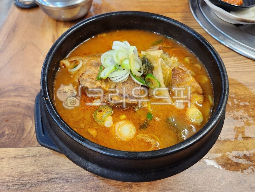 Ttukbaegi bone hangover soup,meal,Haejangguk,Bone Haejangguk,Earthen pot cooking,food