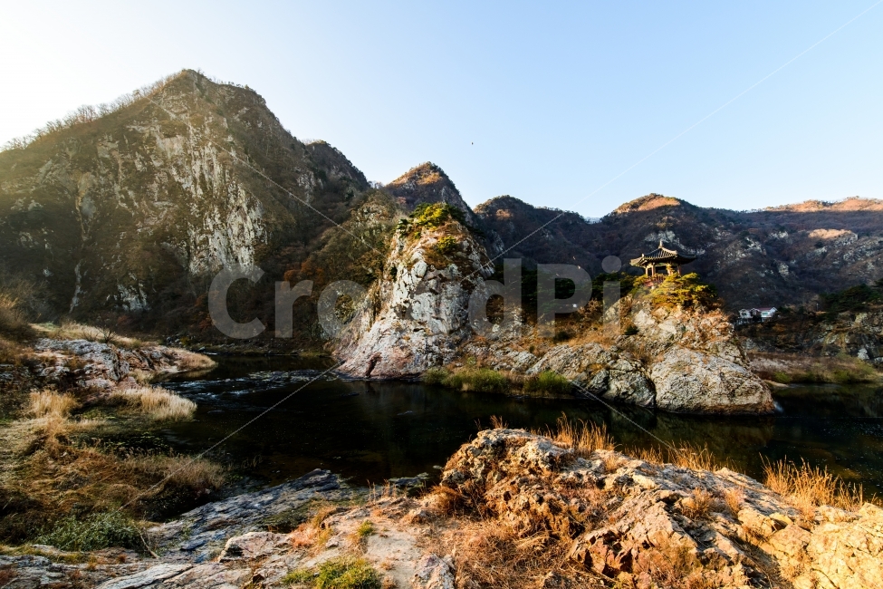 풍경,월류봉,바위,정자,강,landscape,가을,계절,fall,autumn,season,자연,풍경,nature,landscape,한국자연풍경,한국자연경관,korea nature landscape,outdoors,옥외
