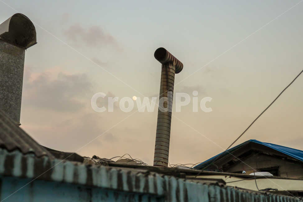 굴뚝,하늘,구름,달,시골,풍경,오래된,빈티지,지붕,마을,동네,chimney,stack,sky,cloud,moon,town,country,landscape,old,vintage,roof