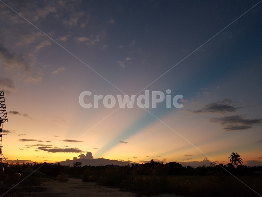 자연,nature,황혼,sunset,일몰,dawn,sky,하늘,redsky,붉은하늘,파란색,주황색,갈라짐,신비로운,집앞,해외,구름,풍경,신기한