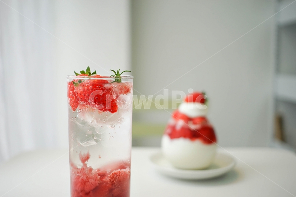 smoothie,Cafe Tour,yogurt,Strawberry syrup,Coffee Shop,Film feel,strawberry,Strawberry Yogurt,film,juice,Strawberry Smoothie,New cafe,film photography,cafe,coffee,beverage,Home Cafe,travel