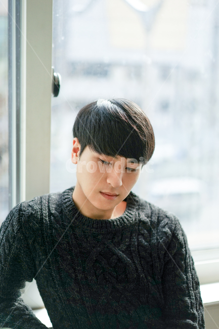 남성,남자,창문,창가,표정,감정,스웨터,니트,사람,인물,인간,human,person,남성,남자,man,male