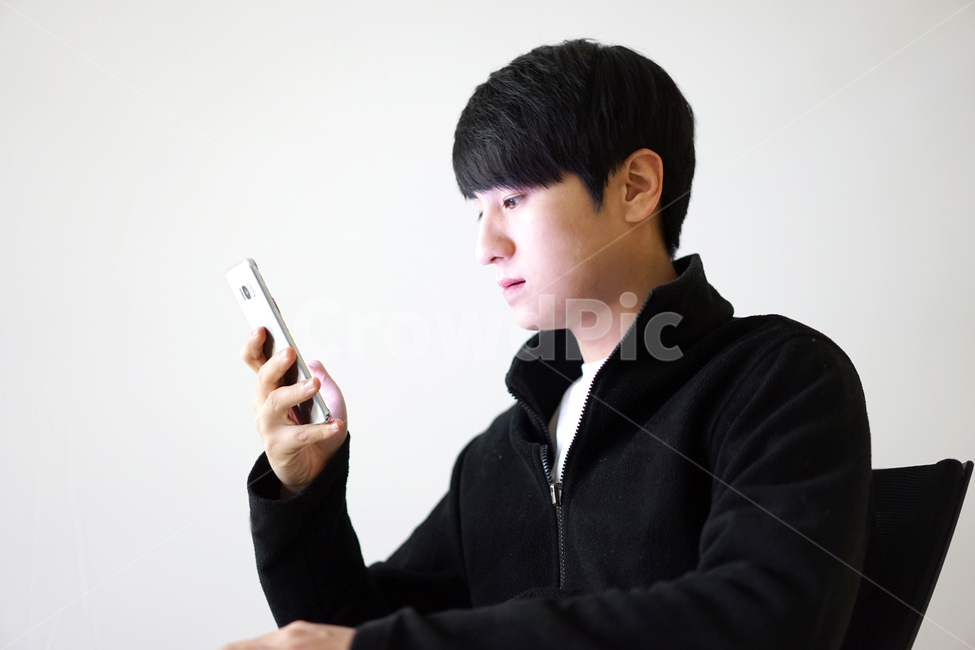 남성,남자,스마트폰,핸드폰,휴대폰,모바일,it,전자기기,전자제품,사람,인물,인간,human,person,남성,남자,man,male,정보통신기술,전자기기,전자제품,it,information,technology,electronic equipment
